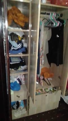 wardrobe Available for sale jahez wala no damage heavy wood like new