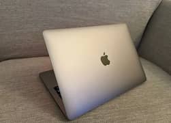 MacBook Pro 2017  13 INCH core i7 16gb 256 SSD