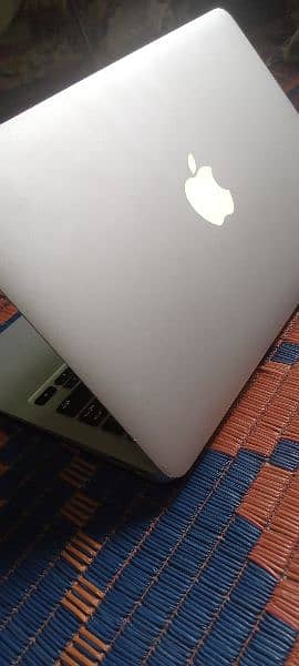 Apple MacBook Air Early 2014 0