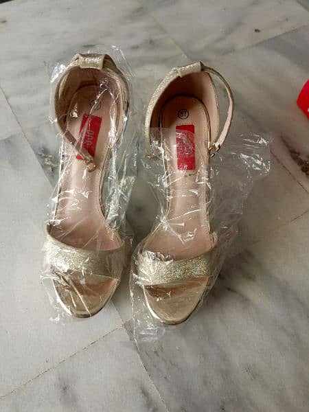 Pair of shoes for sale (size 37) high heel 2