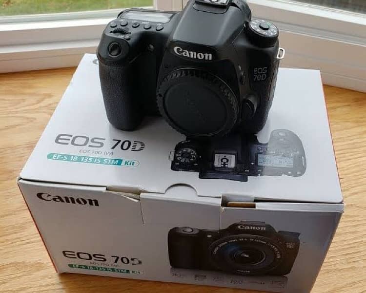 Canon 70D with box 0