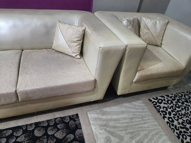 7 seater sofa with Rexine cover. 4