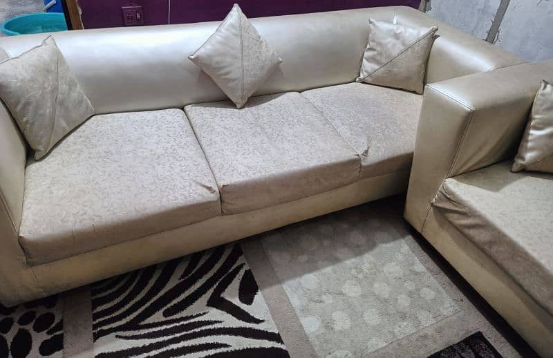 7 seater sofa with Rexine cover. 6