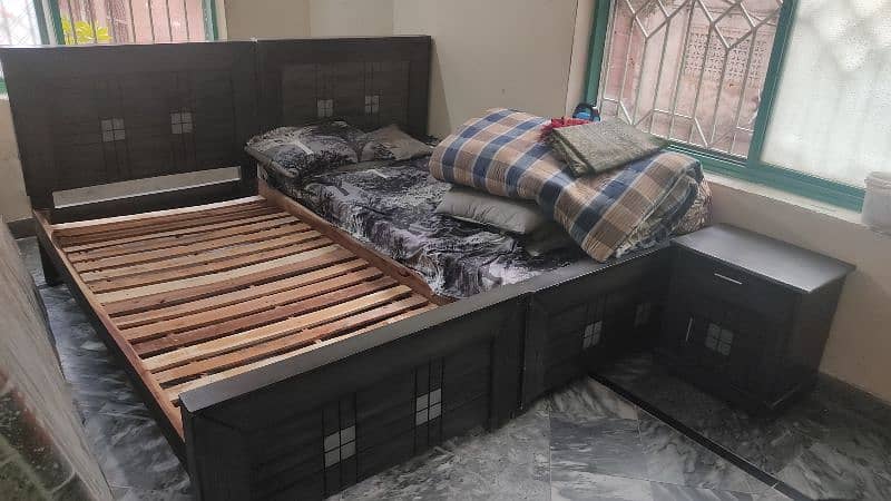 2 single wooden beds with 2 side tables 6