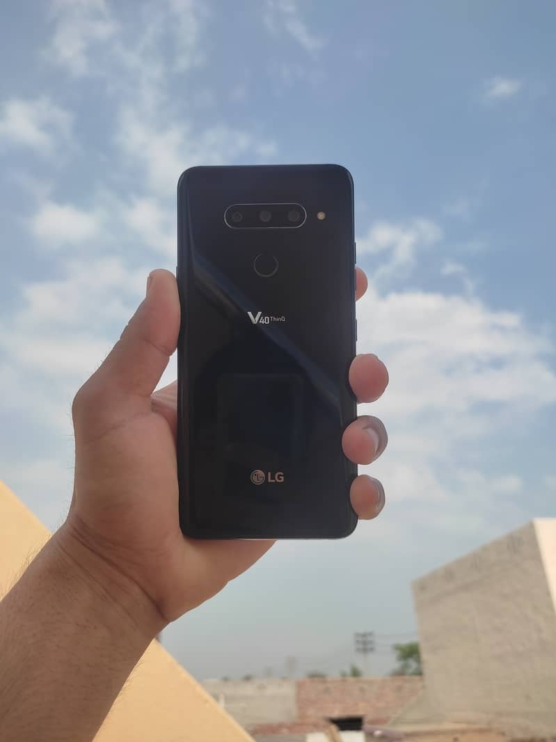 LG V40  10/10 condition can play pubg at 60 fps 2