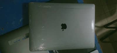 Apple MacBook Pro 2018 15"

Intel core i7 2.6Gz
16GB Ram /512ssd