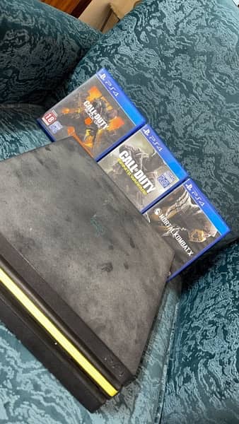 PS4 PRO 1TB+4 CD GAMES 1