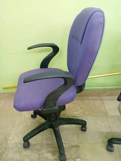 office ki 9 chairs he jo ham munasib qimat par sale kar rahe hen