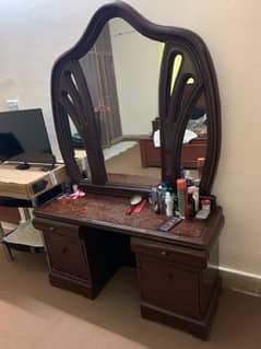 Dressing table a/w mirror (Almost New)