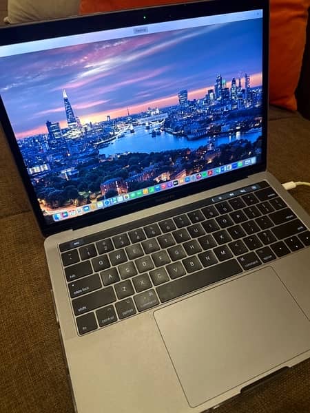 Apple Macbook Pro 2017 13” Touchbar 1