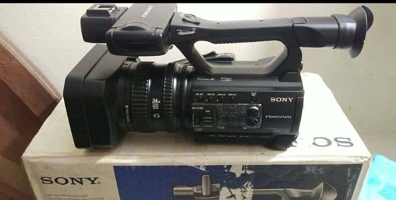 2 piece sony nx100 camcorders and 4 piece Panasonic ux90 4k camcorders 0