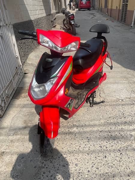 Yj future electric scooty with charger side mirror and floor mat 3