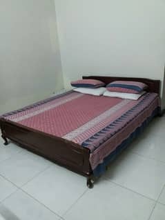 wooden queen size bed