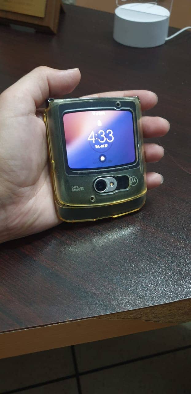 10/10 condition Motorola razr 2020 6