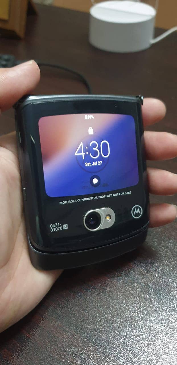 10/10 condition Motorola razr 2020 8