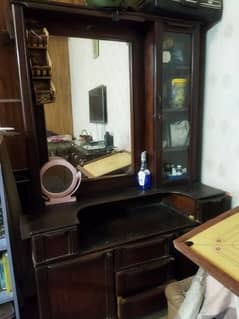 Wood dressing table in good condition