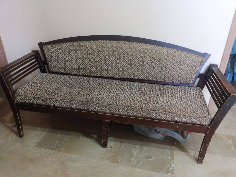 5 seater sofa set and table 0