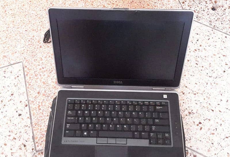 urgent sell. . DELL laptop core i7 3rd GEN LATITUDE 8 GB 7