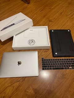 MacBook Pro 2020 13” Touch Bar 10th Gen i5 16GB 1TB, NEW, 110 CYCLES