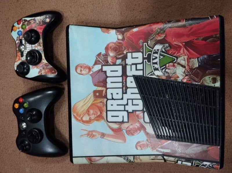 xbox 360 (slim) with two original controllers 0