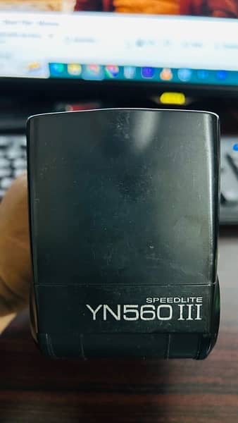 Yongnuo YN560 III Flash Light 1