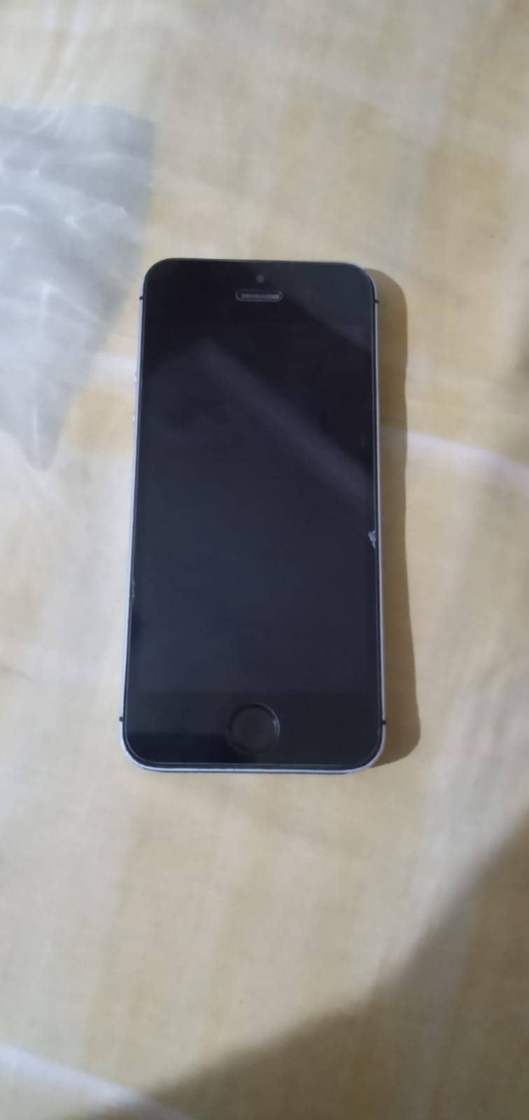 iPhone se 2016 (with original box and charger) 2