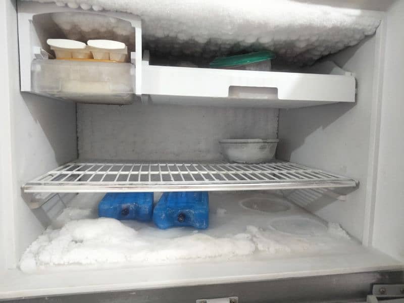 Waves almost new.  neat and clean full size jumbo fridge. 10