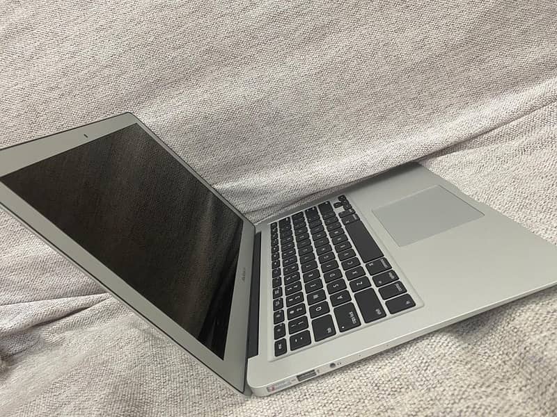 New MACBOOK AIR 2017 13inches 8gb dualcore intel i5 processor 8