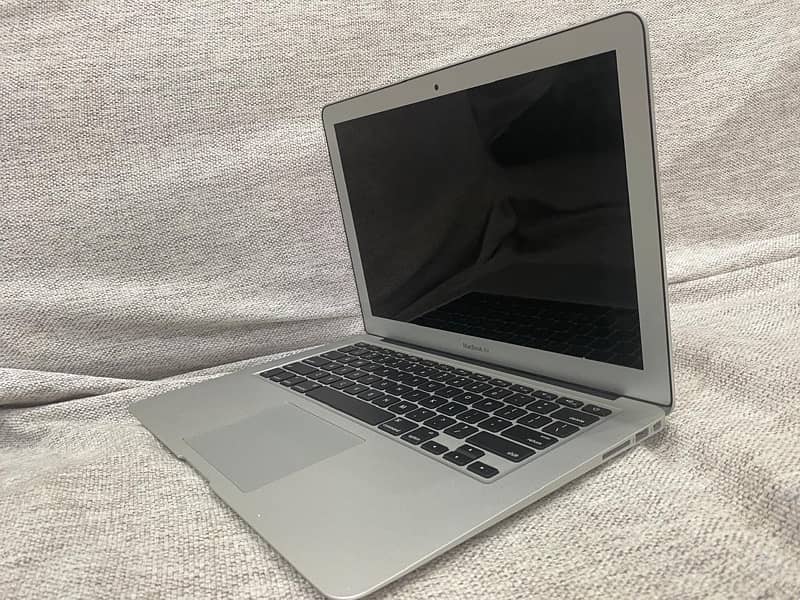 New MACBOOK AIR 2017 13inches 8gb dualcore intel i5 processor 4