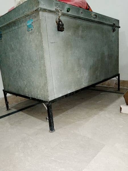 used peti (Trunk) with stand for sale 1