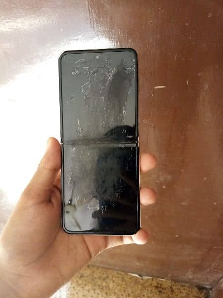 Samsung z Flip 3Exchange possible screen is  damage 1