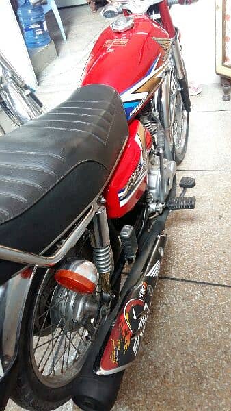 Red Honda 125 lush condition 2