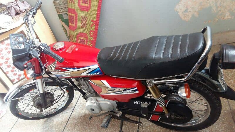 Red Honda 125 lush condition 3