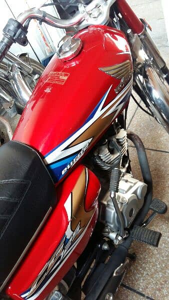 Red Honda 125 lush condition 4