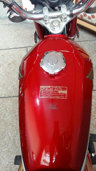 Red Honda 125 lush condition 7