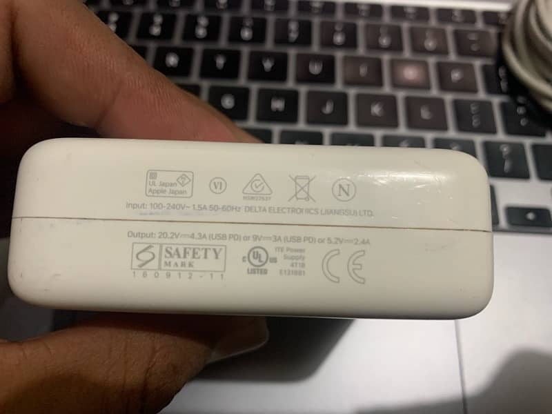 Apple Macbook charger 87 watt original 3