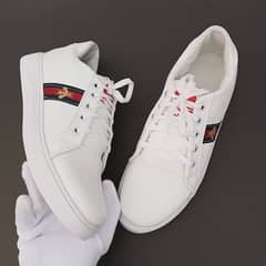 men sports shoes white