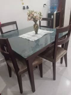 dinning table is for sale 4 chair