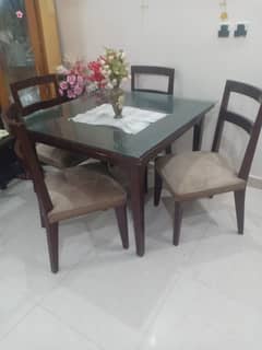 dinning table is for sale 4 chair