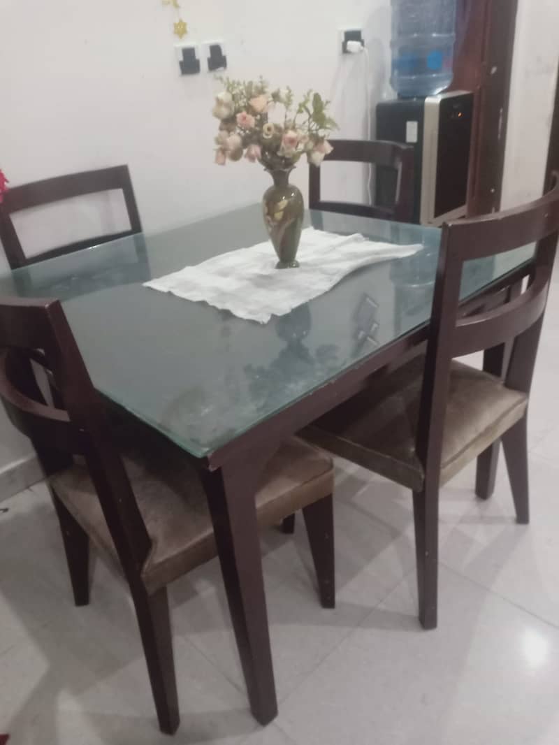 dinning table is for sale 4 chair 3