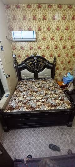 King Size Bed wd out mattres 10.9 condiesn