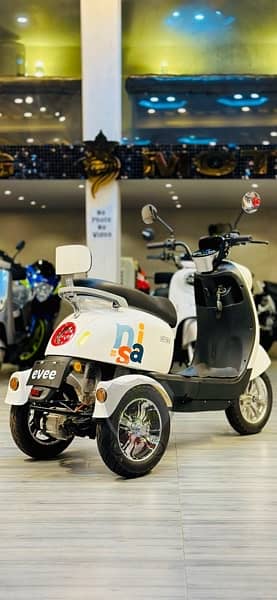 3 Wheel Scooty Three Wheel SCOOTER EVEE RAMZA METRO A7 Q70 NISA 3 4