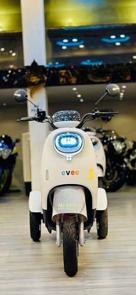 3 Wheel Scooty Three Wheel SCOOTER EVEE RAMZA METRO A7 Q70 NISA 3 6