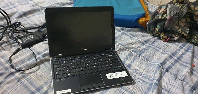 DELL LATITUDE  E7240  i5-4th Gen 8gb ram 256GB SSD original charger 2