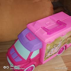 1Toy car with 3 doll set