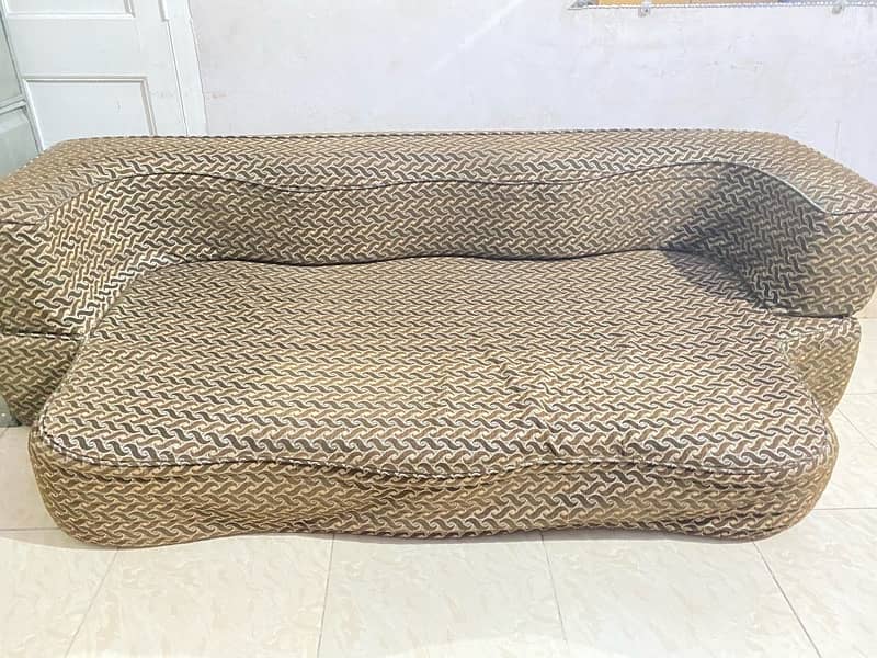 sofa comebed in good condition 0