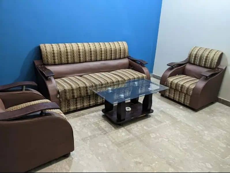 5 Seater Sofa Set with Table in Good Condition 0