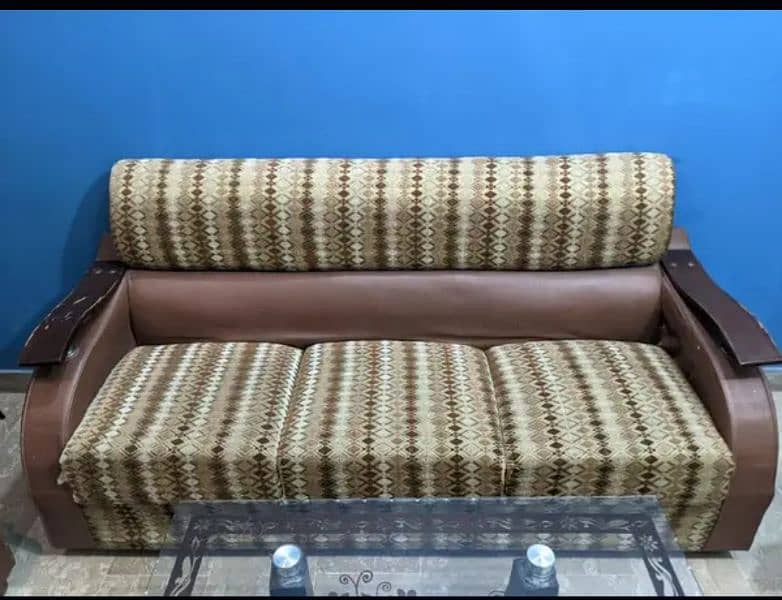 5 Seater Sofa Set with Table in Good Condition 3