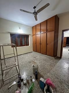 Portion for rent on vip location yousaf colony 2bed tv lounge drawing room 3bath kichan pani bijli gas sab available