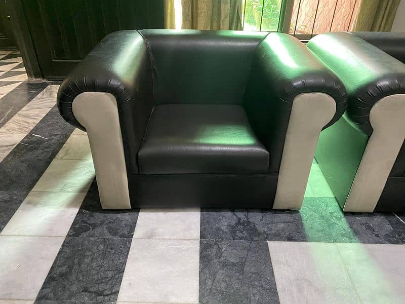 Sofa with brand new condition. 0